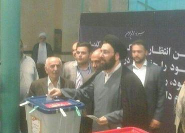 حجت الاسلام سید علی خمینی یادگار امام، دقایقی پیش با حضور در حسینیه جماران رای خود را به صندوق انداخت