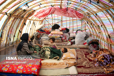 فروغ گل محمدی، ۳۸ ساله، دارای ۱پسر به نام امیرعلی است، و همچنین سکینه، خواهر فروغ، ۳۵ساله، دارای یک دختر به نام سارا است. نیجه‌هایی که آن‌ها در آن زندگی می‌کنند، خودشان به همراه همسرانشان با نی و پلاستیک ساخته‌اند.