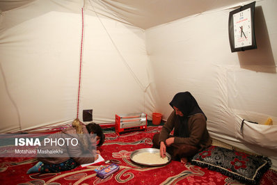 نگین حیاتی، ۳۰ ساله و دارای ۲فرزند به نام های امیرعلی و ستیلا است. به دلیل سرمای بسیار در چادرها و کمبود وسایل گرمایشی روبرو هستند.