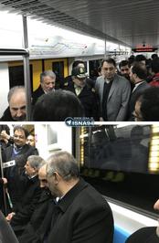 شهردار تهران و رئيس شوراي اسلامي شهر تهران برأي شركت در راهپيمايي ٢٢ بهمن با مترو به سمت خيابان شادمان در حال حركت هستند.
