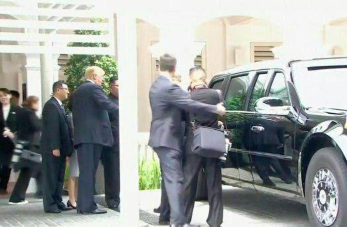 ترامپ در حال نشان دادن خودروی ویژه خود به کیم جونگ اون رهبر کره شمالی در تنفس کوتاه پیش از صرف ناهار کاری دو رهبر 