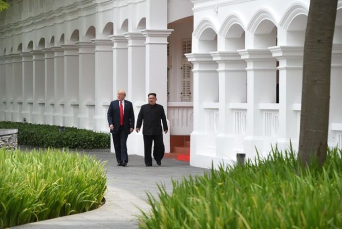 اسکای‌نیوز: بعد از مراسم ناهار، ترامپ و اون در محوطه بیرونی هتل با یکدیگر خوش‌وبشی کوتاه داشتند و سپس از هم خداحافظی کردند و بدین ترتیب دیدار تاریخی به پایان رسید