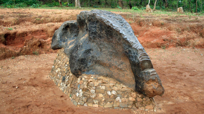 
شهاب سنگ امبوزی (Mbozi) در تانزانیا

این شهاب سنگ در دهه1930 در تانزانیا کشف شد. امبوزی 3 متر طول و 25 تن وزن دارد.