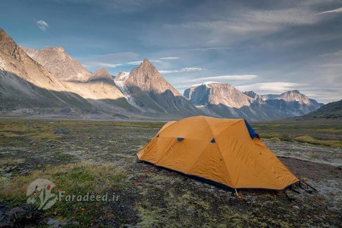  پر شیب‌ترین قله زمین: کوه Thor، نوناووت، کانادا
قله Thor با ارتفاع ۵۴۹۵ فوت (۱، ۶۷۵ متر) مطمئنا بلند‌ترین قله بر روی زمین نیست، اما پر شیب‌ترین است. قله بسیار مشهوری که در سر زمین کانادا جای گرفته و متشکل از گرانیت خالص، ۴۱۰۱ فوت شیب عمودی با زاویه متوسط ۱۰۵ درجه دارد. با وجود این که این کوه در منطقه‌ای دور افتاده قرار گرفته، اما همچنان یک مقصد گردشگری محبوب برای کوهنوردان مشتاق است. اگر فتح قله این کوه زیبا برای شما دشوار است می‌توانید در عوض از سایت و کمپ آن بازدید نمایید. 