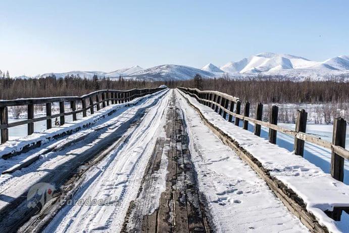  سرد‌ترین مکان مسکونی زمین: اویمیاکن (Oymyakon)، روسیه
سرد‌ترین منطقه مسکونی جهان (سرد‌ترین دمای ثبت شده منفی ۹۶ درجه فارنهایت در سال ۱۹۲۴ می‌باشد) شهر کوچکی به نام اویمیاکون با جمعیتی بالغ بر ۵۰۰ نفر است، در گذشته به عنوان محلی برای تبعید گاه سیاسی شناخته می‌شده. دمای این منطقه در زمستان به طور میانگین ۵۸ درجه فارنهایت زیر سفر می‌باشد و معمولا اثرات این سرما با شدید‌ترین وجدی‌ترین عواقب بر روی عملکرد بدن همراه است. زمین این منطقه دائما یخ زده است و این شهر در حال حاضر تنها یک هتل دارد. ورزش‌های محبوب این منطقه شامل اسکی، هاکی روی یخ و ماهیگیری در یخ می‌شود.