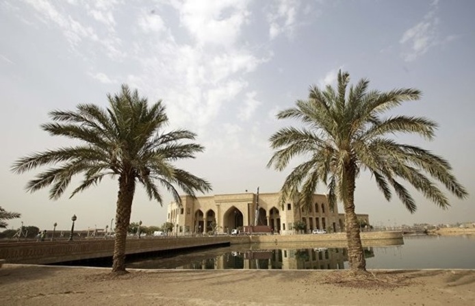 کاخ فاو صدام

در دوره حاکمیت او بیش از ۸۰ کاخ در عراق ساخته شد. این در حالی است که رسانه‌های عربی تعداد این کاخ‌ها را دو برابر این تعداد می‌دانند.

 کاخ‌ها، سلاح‌ها و اسرار صدام

