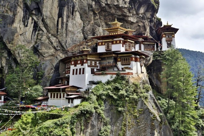 پارو تاکشانگ مکانی مقدس برای پیروان بوداگرایی هیمالیایی است که بر کنارهٔ صخره بر بالای درهٔ پارو در کشور بوتان قرار دارد.
