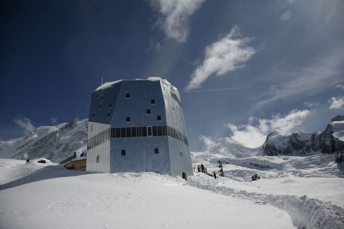 مونته روزا؛ کلبه‌ای که برای گردشگران در آلپ سوئیس ساخته شده تا در شرایط آب و هوایی بد در آنجا سکنی گزینند.