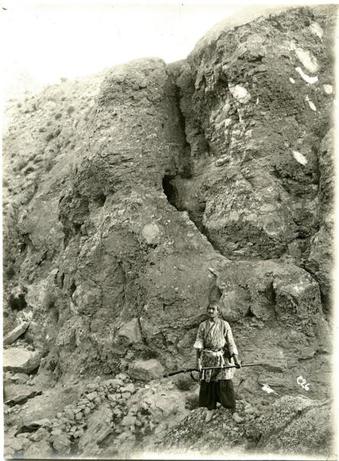 مرد مسلح در صخره‌های کنار جاده شیراز به بوشهر؛ آنتوان سوروگین، حدود ١٩٠٠


