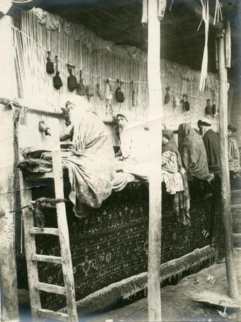 زنان جوان قالیباف؛ اراک، آنتوان سوروگین، حدود ١٩٠٠

