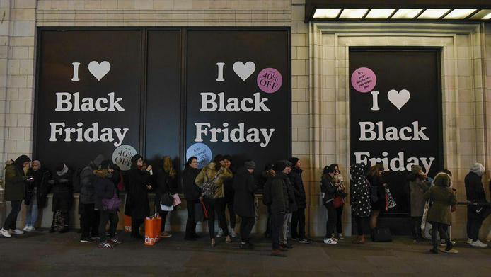 صف خرید مقابل فروشگاهی در لندن در جمعه سیاه 
