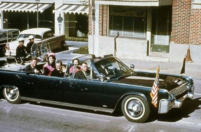 جان اف کندی؛ فورد لینکلن ۱۹۶۱



بعد از ظهر روز ۲۲ نوامبر ۱۹۶۳، زمانی که جان اف کندی به همراه همسر خود سوار بر یک فورد لینکلن با سقف کشویی شده بود، در میان جمعیتی انبوه از مردم دالاس تگزاس که برای استقبال از رییس جمهور جوان آمریکا جمع شده بودند به طور ناگهانی کشته شد. گرچه زمان زیادی از این حادثه می گذرد اما همچنان تصاویر اندکی از این اتفاق در اختیار رسانه ها است اما در برخی فیلم های پخش شده می توان تلاش های همسر کندی برای  نجات خود وکمک خواستن وی از اسکورترها را مشاهده کرد. پس این ماجرای بحث برانگیز فورد برای حفظ موقعیت خود تغییرات بسیاری را بر این خودرو اعمال کرد. از جمله سقف این خودرو را از حالت کشویی خارج و به سقف دائم تغییر داد. همچنین تغییرات کوچک و بزرگ دیگری نیز بر این خودرو اعمال شد. به طوری که خودرو فورد لینکلن جدید با آنچه در دالاس رییس جمهور کشته شده را حمل می کرد بسیار متفاوت بود. به همین دلیل حتی پس از حادثه تیراندازی و تا سال ۱۹۷۷به عنوان خودروی چهار رییس جمهر دیگر نیز مورد استفاده قرار گرفت و اکنون در نمایشگاه هنری فورد موزیک در دیربورن میشیگان قرار گرفته است.