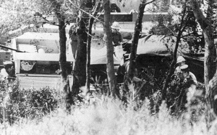 پرنسس گریس کلی؛ پورشه روور P۶ ۳۵۰۰



در صبح روز ۱۳ سپتامبر ۱۹۸۲، زمانی که گریس کلی، شاهدخت سابق موناکو، درحال راندن یک پورشه روور P۶ ۳۵۰۰ به همراه دخترش و یک مسافر در جاده های صعب العبور و کوهستانی موناکو بود حادثه تلخی رخ داد و گریس کلی به همراه دو مسافر خود به اعماق دره ای سقوط کردند و موناکو و هالیوود را در آن دهه دچار شوک عظیمی کردند. گرچه از این حادثه ناگهانی دختر کلی و مسافرشان تنها کمی دچار کوفتگی شدند اما پرنسس که راننده نیز بود در محل حادثه بر اثر خونریزی داخلی جان خود را از دست داد. از آن حادثه حتی خودروی زیبای شاهدخت سابق موناکو نیز سالم نماند و ۱۵ سال پس از آن حادثه پورشه بدون هیچ توضیحی تصمیم بر توقف تولید این خودرو گرفت.