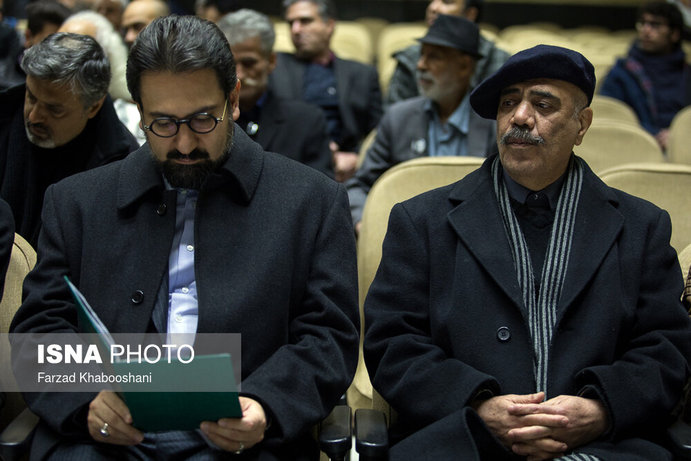 محمد مجتبی حسینی(چپ) معاون هنری وزارت ارشاد در مراسم ترحیم مرحوم حسین محب اهری