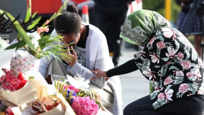 صدها دسته گل و شمع به یاد قربانیان این دو حمله در محل حادثه قرار داده شده است
