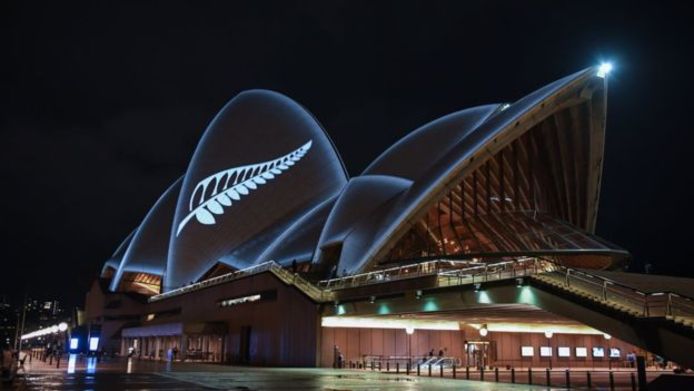 نورپردازی به شکل برگ نقره‌ای بر ساختمان معروف سالن اپرای سیدنی به احترام قربانیان حملات نیوزیلند
