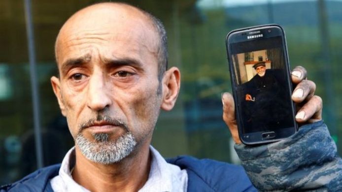 عمر نبی پسر حاجی داود نبی در حالی که عکس پدرش را در دست گرفته از مرگ این پیرمرد ۷۱ ساله افغان به رسانه‌ها گفت
