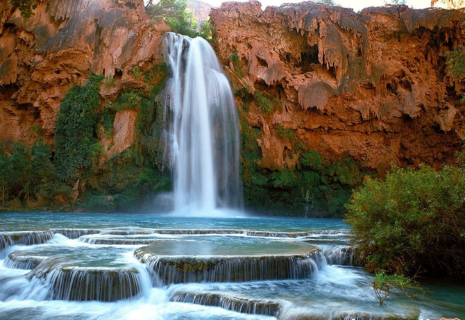  آبشار هاواسو در آریزونا
آریزونا در جنوب غرب آمریکا قرار دارد و یکی از ایالت‌های آمریکا به شمار می‌آید در آریزونا آبشاری به نام هاواسو Havasu Falls وجود دارد که ارتفاعش به ۳۷ متر می‌رسد. این آبشار در پارک ملی گرند کانیون واقع شده و استخر طبیعی فوق ‌العاده‌ای را در انتهای خود تشکیل داده است. گردشگرانی که برای بازدید از هاواسو به آریزونا می‌روند می‌توانند در نزدیکی آن کمپ کرده و شب را در گرند کانیون سپری کنند البته باید بدانید که محوطه‌ی خاصی برای کمپ در این پارک وجود دارد.