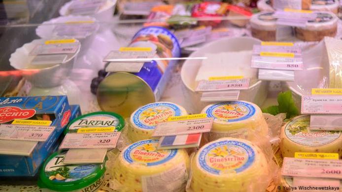 از بزرگترین صادرکنندگان پنیر در دنیا فرانسه و آلمان، هلند، ایتالیا و دانمارک هستند. آلمان در سال ۲۰۱۴ بار دیگر با افزایش صادرات خود موفق شد یک میلیون و ۱۸۷ هزار تن پنیر به دنیا صادر کند. )عکس: پنیر فرانسوی در یک سوپرمارکت روسیه)

