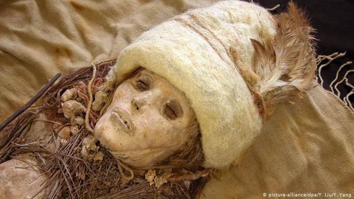 باستان‌شناسان چینی جسد مومیایی شده این زن را کشف کردند که در کنار گردن او قطعه‌ای پنیر دیده می‌شد. تحقیقات آزمایشگاهی در آلمان نشان داد که از عمر این مومیایی و پنیر همراهش ۴ هزار سال می‌گذرد.

