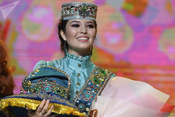 برنده مسابقه بین المللی «دختر زیبای تاتار» عزیلا آیوپوا
