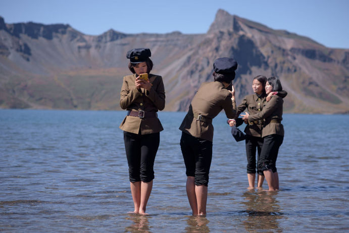 دانشجویان کره شمالی در «دریاچه بهشت» در کره شمالی.
