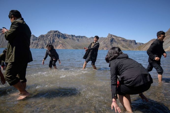 دانشجویان کره شمالی درحال آب‌بازی در دریاچه بهشت.