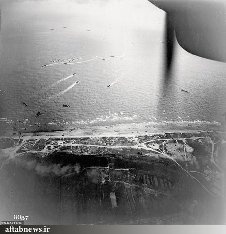 عکسی که توسط عکاسی ناشناس از فرود نیروهای متفقین در نورماندی فرانسه در سال ۱۹۴۴ میلادی گرفته شده است. 