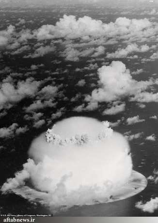 عکسی که آزمایش بمب هیدروژنی امریکا در جزایر مارشال در اقیانوس آرام را در سال ۱۹۴۶ میلادی نشان می‌دهد. 