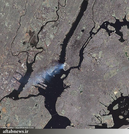 عکسی ماهواره‌ای که ناسا از مرکز تجارت جهانی در تاریخ ۱۲ سپتامبر ۲۰۰۱، یک روز پس از حمله تروریستی گرفته بود. در جریان آن حادثه که بدترین رویداد تروریستی در خاک امریکا بود هزاران نفر کشته شدند. 