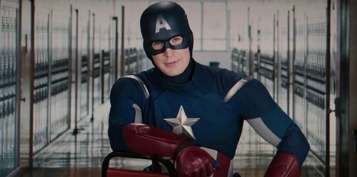 کاپیتان آمریکا (انتقام جویان)

ممکن است فکر کنید که استانداردترین لباس ابرقهرمانی را کریس ایوانز در مجموعه فیلم‌های انتقام جویان داشته است که البته خود لباس شرایط مناسبی داشت، اما کلاهی که برای تکمیل شدن لباس روی سرش می‌گذاشت مشکل اصلی بود. این کلاه که بسیار تنگ طراحی شده بود در طول فیلمبرداری مرتبا باعث سردرد کریس ایوانز می‌شد.