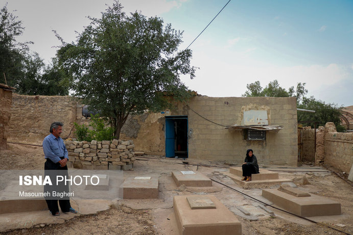 خانلر غلامی ۵۵ ساله با همسر و فرزندانش ساکن نفتون میباشد. خانه‌ی آنها به دلیل گسترش بهشت زهرای نفتون مرز بین مرگ و زندگی است. خانلر غلامی تا کنون پیگیری های زیادی ازطریق بنیاد مسکن و شهرداری انجام داده اما هنوز موفق به نقل مکان نشده است،