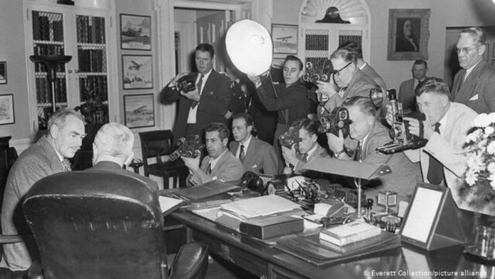 هری ترومن

هری ترومن، رئیس جمهوری اسبق آمریکا (از سال ۱۹۴۵ تا ۱۹۵۳) در دفتر بیضی عکس‌های زیادی را به دیوار آویخته بود. اما ترومن علاقه چندانی به تغییر مبلمان و وسایل اتاق بیضی نداشت و چیز جدیدی به این اتاق نیافزود.