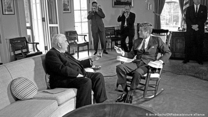 کندی

جان اف کندی (راست در تصویر زیر)، سی و پنجمین رئیس جمهور آمریکا، صندلی گهواره‌ای را برای خود برگزیده بود. پزشکان معالج به دلیل درد مزمن کمر به او توصیه کرده بودند که چنین صندلی را انتخاب کند تا تحرک کافی داشته باشد. دونالد ترامپ نیز در دوران ریاست جمهوری‌اش یک صندلی راحتی اشرافی را برای خود انتخاب کرده بود.