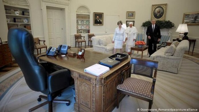 جورج دبلیو بوش

برای جورج دبلیو بوش، چهل و سومین رئیس‌جمهور آمریکا، صندلی چرمی پشت میز کار مهم‌ترین مبلمان محسوب می‌شد. دیوار اتاق بیضی در این دوره رنگ کِرِم روشن داشت. مبلمان ساده انتخاب شده بود و یک صندلی برای گفت‌وگو با همکاران همیشه در کنار میز کار قرار داشت. بوش و همسرش، لورا در این اتاق از پاپ بندیکت شانزدهم استقبال کردند.
