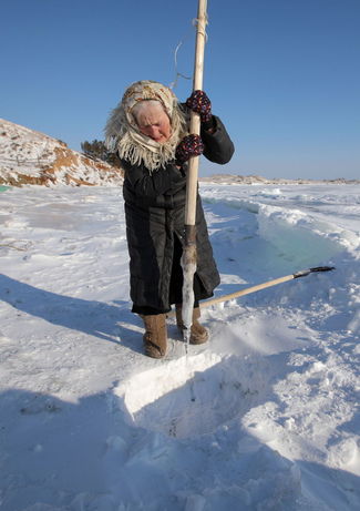 لیوبوف مورخودوا یخ ها را می شکند تا از دریاچه بایکال آب بردارد