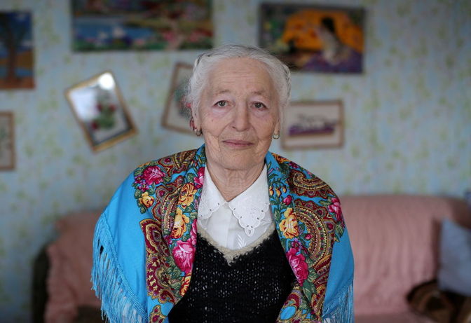 لیوبوف مورخودوا در خانه اش در ساحل دریاچه بایکال