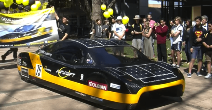 خودرو رالی خورشیدی
در حالی که اتومبیل‌های برقی و خودران ممکن است آینده اتومبیل سازی را به دست بگیرند، صنعت اتومبیل‌های خورشیدی یکی از برترین و ابتکاری‌ترین علم اتومبیل است.
تیم مسابقه خورشیدی سیدنی دانشگاه ساوت استیل، واقع در استرالیا، که به Sunswift معروف است، مجموعه‌ای از وسایل نقلیه پیشرفته و مجهز به انرژی خورشیدی را تولید کرده است.

Sunswift eVe جدیدترین ساخته آن‌ها است که با مجموعه‌ای از صفحات خورشیدی در سقف خودرو مجهز شده و با ظرافت یک ماشین اسپرت طراحی شده است. این وسیله نقلیه تنها با یک بار شارژ می‌تواند تا ۳۱۰ مایل را طی کند.
