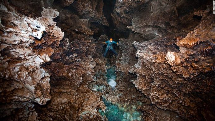 افراطی‌ترین علاقه به غارشناسی

غار Chevé: مکزیک

این غار که در «اوآخاکا» واقع شده و هنوز نیز مراحل کاوش در آن انجام می‌پذیرد در عمق ۲۴۱۴ متری از سطح زمین قرار گرفته است.

جایگزینی بهتر: اگرچه رفتن به غار «سون دونگ» نیز کار چندان آسانی نیست، اما بزرگ‌ترین غار جهان به شمار می‌رود.
