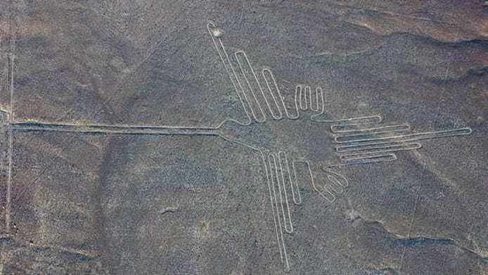 خطوط نازکا

خطوط نازکا در پرو آثاری هستند که هزار سال زودتر شکل گرفتن هنر ایجاد شدند. بررسی‌های اخیر هواپیما‌های بدون سرنشین، صد‌ها ژئوگلیف باستانی را در تپه‌های پالپا، که در فاصله ۳۰ مایلی نازکا قرار دارد، نشان می‌دهد.

این خطوط بین ۵۰۰ سال قبل از میلاد و سال ۲۰۰ میلادی ایجاد شده اند و هنر و ایدئولوژی در حال تکامل مردم آن زمان را بازگو می‌کند. برخلاف بیشتر خطوط معروف در فلات نازکا، برخی از خطوط نیز کوچک در دامنه یک تپه قرار گرفته اند و از دره پرجمعیت زیر آن قابل مشاهده بودند؛ بنابراین به نظر می‌رسد که از این خطوط برای جدا کردن محدودهه ا استفاده شده است.