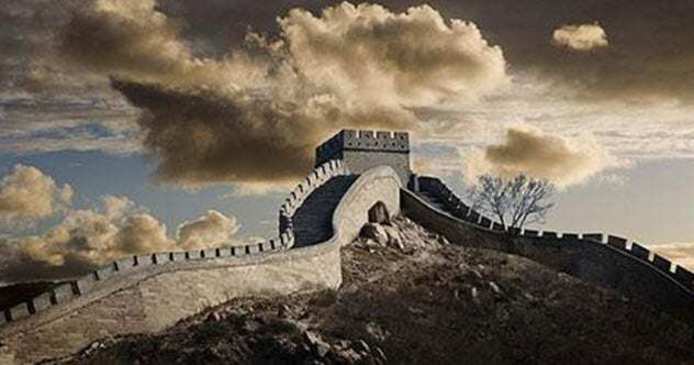 دیوار بزرگ چین

سازندگان دیوار‌های بزرگ همیشه این دیوار‌ها را برای اهداف دفاعی نمی‌ساختند. محققان معتقدند که در خط شمالی چین، بخشی به طول تقریبا ۵۰۰ مایل به نام دیوار چنگیز خان، ساخته شده که البته هدف آن جلوگیری از حملات بی‌رحمانه چنگیز خان نبوده است.

در ابتدا باید گفت که ارتفاع دیوار خیلی کم است. دیواری به ارتفاع ۲ متر و با خندقی به عمق ۶ فوت، به اندازه کافی قابل پیشگیری نیست که بتواند مانع ارتشی وحشی و خونریز شود. از طرفی قسمت مذکور مانند بخش‌ها دیگر دیوار از آجر‌های مقاوم ساخته نشده تا دلیلی بر این باشد که تمامی بخش‌های این دیوار برای دفع حملات مغول‌ها ساخته نشده است.