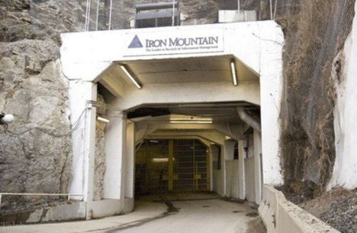  کوه آهنی / Iron Mountain کوه آهنی نام شرکتی است که دیتاسنتر «پایگاه داده» ملی کشور آمریکا را اداره می کند. محل نگه داری این دیتاسنتر در ایالت پنسیلوانیا و دریک معدن قدیمی سنگ آهک در عمق ۶۷ متری زمین است.