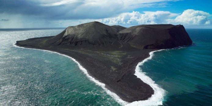 جزیره آتشفشانی سرتسی: این جزیره در جنوب ایسلند و جزء میراث جهانی یونسکو محسوب می‌شود. این جزیره بوسیله فوران آتشفشان درسال ۱۳۴۲ تشکیل شده و از ان پس حیات جانوری و گیاهی روی ان گسترش یافته است. بخاطر اهمیت این جزیره برای جامعه علمی، هیچکس بجز عده اندکی از دانشمندان اجازه ورود به ان را ندارند.