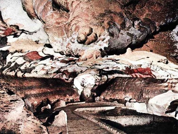 غار‌های لاسکوکس «The Lascaux Caves» یکیدیگر از مکان‌هایی که ورود ممنوع است در آنجا این غار است که تعدادی از شگفت‌انگیزترین آثار به‌جا‌مانده از انسان‌های اولیه دراین غارقرار دارند وبه دلیل Co۲ خروجی بازدم انسان‌ها، این نقاشی‌های حساس کم‌کم در حال نابودی بودند. همین مسئله باعث شد که دولت فرانسه ورود به این غار‌ها را منع کنند.