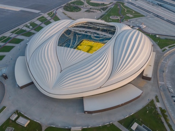  استادیوم الجنوب

ظرفیت: ۴۰,۰۰۰ نفر

تاریخ افتتاح: می ۲۰۱۹

مکان: وکره

استادیوم الجنوب اولین استادیوم ورزشی قطر برای جام جهانی ۲۰۲۲ بود که کاملاً از صفر ساخته شده و میزبان مسابقات جام جهانی تا مرحله یک شانزدهم نهایی خواهد بود. این استادیوم توسط زاها حدید، طراح و معمار مشهور بین المللی طراحی شده و دارای سبک کاری خاص حدید با طرح های مدور و مخروطی است. در ساخت این ورزشگاه نیز از عرشه قایق های صید مروارید الهام گرفته شده و ساخت آن با استفاده از مصالح سنتی و حتی الوار چوبی صورت گرفته است. این ورزشگاه در فاصله ۲۰ کیلومتری شهر دوحه قرار داشته و امکان رسیدن به آن از طریق مترو اختصاصی نیز وجود دارد.