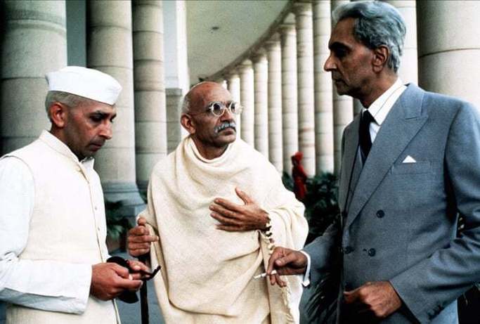 گاندی (Gandhi)، ۱۹۸۲

شروع این فیلم پایان زندگی گاندی، ترور او و واکنش جهان به مرگ او را به تصویر می‌کشد. کل فیلم پس از سکانس آغازین، زندگی او را تا زمان مرگ به تصویر می‌کشد؛ اما چرا در صحنه آغازین فیلم، پایان آن را نشان می‌دهند؟ این موضوع باعث می‌شود که علاقه ما برای تماشای ادامه فیلم افزایش یابد. همانطور که اشاره کردیم، شروع فیلم با سکانس پایانی در همه ژانر‌ها کاربرد دارد.