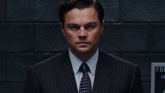 The Wolf of Wall Street | گرگ وال استریت

نمره منتقدان: ۷۵ از ۱۰۰

فیلم «گرگ وال استریت» متفاوت‌ترین ساخته مارتین اسکورسیزی، کارگردان مشهور است که پرفروش‌ترین و محبوب‌ترین فیلم او هم لقب می‌گیرد. این فیلم داستان واقعی زندگی جردن بلفورت را روایت می‌کند. بلفورت در محله برانکس در شهر نیویورک به دنیا آمد. او در دهه ۸۰ میلادی وارد بازار بورس نیویورک شد و آهسته آهسته پیشرفت کرد. اما بلفورت در مدیریت زندگی شخصی‌اش چندان موفق نبود. از سوی دیگر، او جنجال‌های بسیاری در بازار سرمایه داشت. بلفورت به دلیل کلاه‌برداری در بازار‌های بورس، به مدت ۲۲ ماه زندانی شد.

با این حال جردن بلفورت این روز‌ها به فعالیت در حوزه سخنرانی‌های انگیزشی فعالیت می‌کند. فیلم «گرگ وال استریت» هم براساس کتابی به همین نام از خاطرات بلفورت ساخته شده است. این متفاوت مارتین اسکورسیزی بدون هیچ تردیدی یکی از بهترین فیلم‌های درام دهه ۲۰۱۰ میلادی است.

خلاصه داستان: جردن بلفورت، یک دلال سختکوش است که تلاش می‌کند زندگی‌اش را دگرگون کند. اما دوشنبه سیاه بازار زندگی او را برای همیشه تحت تاثیر قرار می‌دهد. با این حال بلفورت خسته نمی‌شود و این بار تصمیم می‌گیرد وارد بازار سهام کم‌ارزش شود. ایده کلی جردن بلفورت و دوستانش کلاهبردارانه به نظر می‌رسد و به همین دلیل مسیر طولانی ثروتمندشدن را خیلی سریع طی می‌کنند. اما رسیدن به ثروت بی‌پایان به معنای آن نیست که جردن و همکارانش برای همیشه در امان هستند.