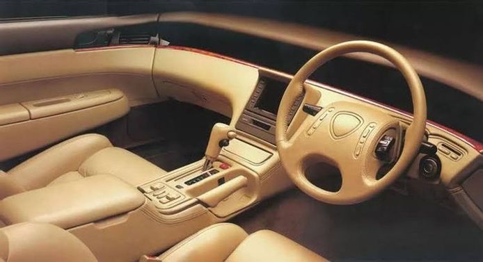 در این فهرست مدل اسپرت Mazda Eunos Cosmo قرار دارد که یک فرمان خاص داشت که یکی از نکات جالب توجه در زمان خودش بود.