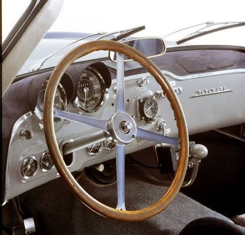 از میان این فهرست، مدل اسپرت مرسدس ۳۰۰ اس ال، که در سال ۱۹۵۲ معرفی شد نیز با یکی از برجسته‌ترین طرح‌های فرمان اتومبیل‌های اسپرت قرار دارد.