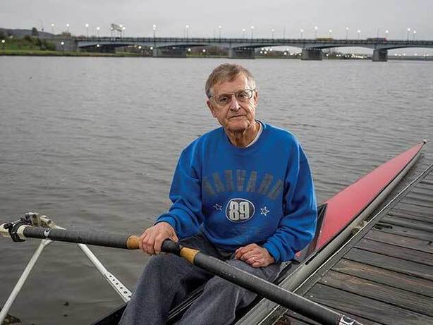 روئینگ

روئینگ نوعی قایقرانی و یک رشته‌ی ورزشی است که در آن ورزش‌کاران بر روی یک قایق با استفاده از پارو در رودخانه، دریاچه یا دریا به رقابت با یکدیگر می‌پردازند. گابریل هورچلر ۷۴ ساله، از سال ۱۹۹۷ تا ۲۰۱۶، هر روز صبح مسیر خود را تا سر کار با قایق می‌پیمود، او رئیس بخش قانون کتابخانه‌ی کنگره بود. اولین بار زمانی که در ترافیک گیر افتاده بود و به رودخانه‌ی Anacostia نگاه می‌کرد چنین ایده‌ای به ذهنش رسید. او در مسیر جدیدش با استفاده از قایق بخشی از مسیر را می‌پیمود و دو دوچرخه‌سواری ۱۵ دقیقه‌ای نیز در ابتدا و انتهای مسیر داشت. به این ترتیب کل مسیر حدود ۹۰ دقیقه طول می‌کشید.

تصمیم او برای قایق‌رانی و دوچرخه‌سواری در این مسیر به دلیل لذت بردن از سکوت، حفظ سلامتی و همچنین دیدن منظره‌های این مسیر است. یکی دیگر از دلایل عمده‌ی انتخاب این مسیر، اجتناب از ترافیک و دیگر وسایل حمل و نقل است. مانند دیگر شیوه‌های عبور و مرور این فهرست، قایق‌رانی هم معایب خود را به همراه دارد. باران‌های ناگهانی و باد‌های تند تا به حال سه بار مسبب واژگونی قایق او بوده‌اند.

او در سال ۲۰۱۶ بازنشسته شد، با این باز هم گاهی می‌توان او را دید که در این رودخانه قایق‌سواری می‌کند.